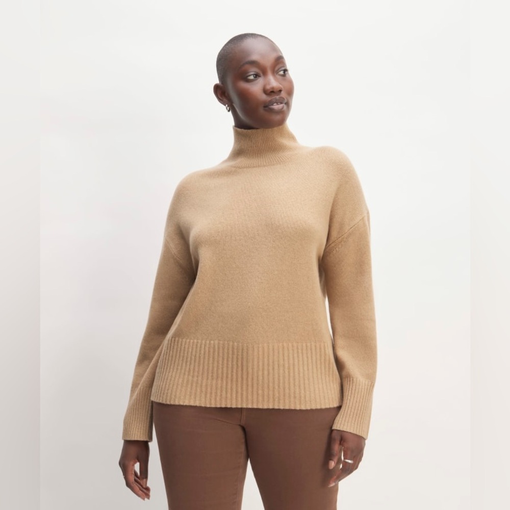 EVERLANE The Cashmere Oversized Turtleneck in light camel